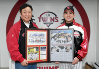 [포토]29년 만의 우승 기념 액자 받아든 LG 차명석 단장과 주장 오지