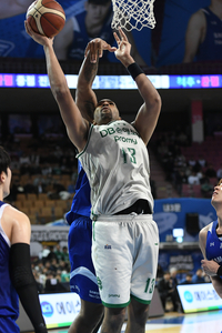 전반기 1위 확정한 DB, 삼성 꺾고 8할 승률···삼성은 또 부상 악몽