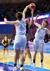 [포토]골밑시도 파울당하는 라이징스타 고소연