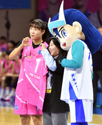 [포토]올스타 최다득표 박지현, 팬에 사인 유니폼 선물