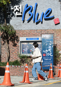 [단독]‘학전’의 33년, 다큐멘터리로…‘아카이브K’ 제작사+‘쎄시봉’ 작가+‘그알’ PD 뭉쳤다