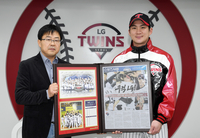 우승 액자 전달 받은 LG 오지환, “선수들에 좋은 선물 될 것”