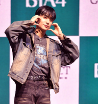 [포토]‘기다린 팬들에 하트 선물’ B1A4 공찬