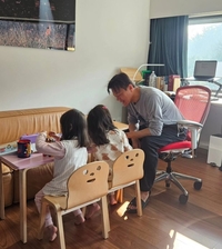 ‘골든걸스’의 아버지 박진영, ‘꿀뚝뚝’ 연년생 두딸과 망중한