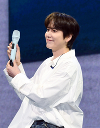 [포토]규현, 팬들이 선물해 준 마이크로!