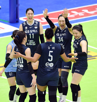 [포토]환호하는 GS칼텍스, 1위 현대건설 잡자!