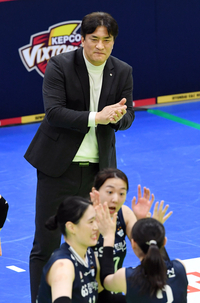 [포토]선수들에게 박수를 보내는 GS칼텍스 차상현 감독