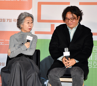 [포토]윤여정과 김덕민 감독 ‘도그데이즈’