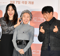 [포토]‘윤여정 하트 대신 만들어주는’ 김윤진