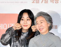 [포토]‘윤여정 포즈 대신 만들어주는’ 김윤진