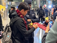 친절한 진수씨…오래 기다린 팬에게 ‘사인 화답’, 김민재 사인 받은 ‘유일’ 여성팬도 ‘활짝’ [SS도하in]