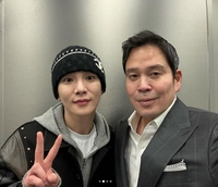 “형 오디션 떨어졌어” 정용진 신세계그룹 부회장, SM엔터 방문.. 키-수호와 인증샷