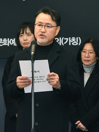 [포토]배우 이선균의 죽음과 관련 성명서 발표하는 이원태 감독