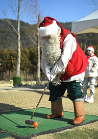 [포토]파크골프에 푹빠진 리얼 산타와 요정 엘프!