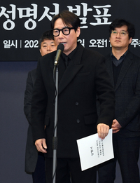 [포토]이선균의 죽음과 관련 성명서 발표하는 윤종신