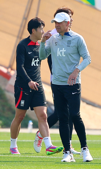 “건강한 주장, 쏘니는 특별해”…훈련 전 ‘긴밀한 대화’ 나눈 클린스만의 ‘애정’ [SS도하in]