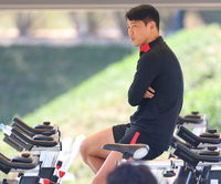 엉덩이 부상→1차전 출전 ‘불투명’한데, 황희찬이 공식 기자회견 ‘주요 선수’로 참석하는 이유[SS도하in]