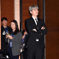 [포토]‘동료배우들 포토타임 지켜보는’ 이동욱