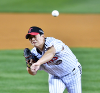 또 ‘부상 악재’ LG 함덕주, 왼쪽 팔꿈치 골절 수술 “6~7월경 복귀 예정”