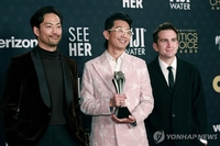 ‘성난 사람들’ 한국계 연출 이성진 , 감독상 이어 작가상도 수상[75회 에미상]
