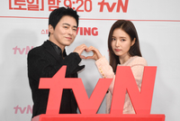 [포토] 조정석-신세경 ‘꿀 떨어지는 하트’