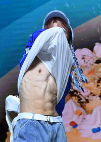 [포토]펜타곤 후이, 조각처럼 빚어진 복근