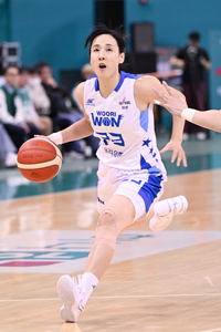 김단비 박지현 나란히 더블더블, 우리은행 하나원큐 완파