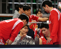 [포토]‘무릎 부상으로’ 벤치 지키는 안영준