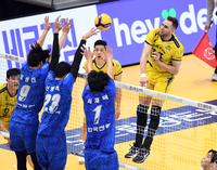 [포토]한국전력의 블로킹에 막히는 KB손해보험 비예나의 공격