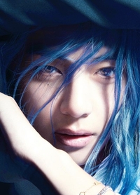 BTS 뷔, 파란머리 파격 비주얼..신비로운 분위기에 압도