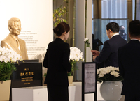 신격호 4주기 추도식…신동빈 롯데 회장, 신유열 전무 참석