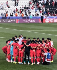 바레인전 후 ‘동그랗게’ 모였다…‘주장’ 손흥민은 무슨 이야기를 했나 [SS도하in]