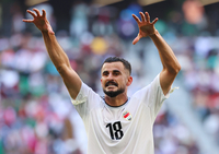 이라크 영웅! 亞 1위 일본에 ‘2골 격침’ 후세인, ‘환호’ 안긴 채 ‘왼쪽 허벅지 부상’ OUT [SS도하in]