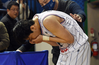 [포토]코 부상을 당한 KCC 정창영