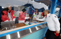 [포토] 유인촌 문체부 장관 ‘강릉 페스티벌 사이트’...자원봉사자 격려