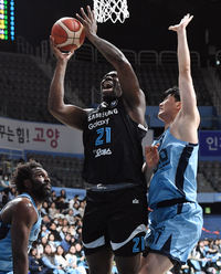 [포토]삼성 코번, 적극적인 골밑 공격