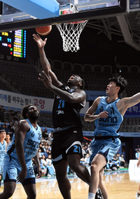 [포토]골밑 장악하는 삼성 코번