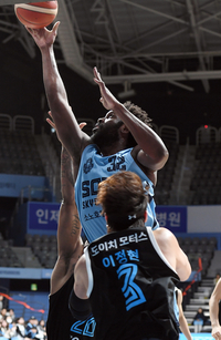 [포토]소노 오누아쿠의 골밑 득점