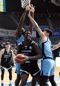 [포토]삼성 코번, 슛 해야 하는데...