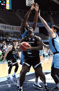 [포토]골밑 공격하는 삼성 코번