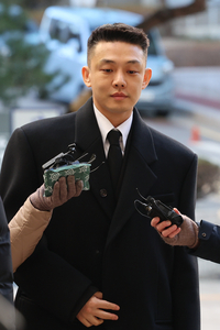 ‘마약 혐의’ 유아인, 묵묵부답으로 2차 공판 출석…짧은 머리 눈길
