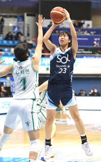 [포토] 이다연, 신지현 수비 피해 슛