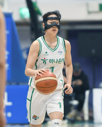 [포토] 마스크 쓰고 경기에 임하는 하나원큐 신지현