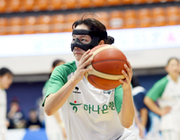 [포토] 마스크 쓰고 훈련하는 하나원큐 신지현