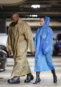 킴 카다시안 앰버서더 브랜드 입은 칸예 웨스트 아내, 우비 속 속옷만 착용 [할리웃톡]