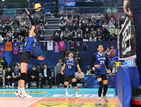 [포토]남자부 경기에서 힘차게 공격하는 김연경