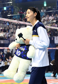 [포토]흥국생명 김연경, 누구한테 줄까...