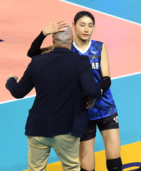 슬릭백으로 시작해 김연경과 아본단자의 커플댄스가 끝냈다 …‘흥’겨웠던 첫 8개국 ‘유니버스’ 대통합[V리그 올스타전]