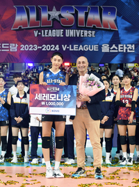 [포토]김연경, 아본단자 감독 덕에...