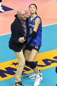 [포토]아반단자 감독과 파격적 춤사위 선보이는 김연경